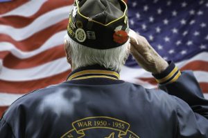 Veterano più anziano che saluta la bandiera americana