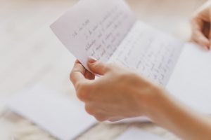 Persona in possesso di una lettera scritta a mano