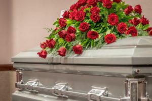 Spruzzo di cofanetto di rose rosse appoggiato su uno scrigno d'argento