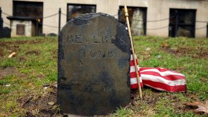 La tomba di Paul Revere così com'è nel Granary Burying Ground con una bandiera americana accanto