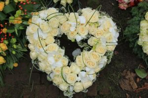 Corona funebre a forma di cuore di fiori bianchi